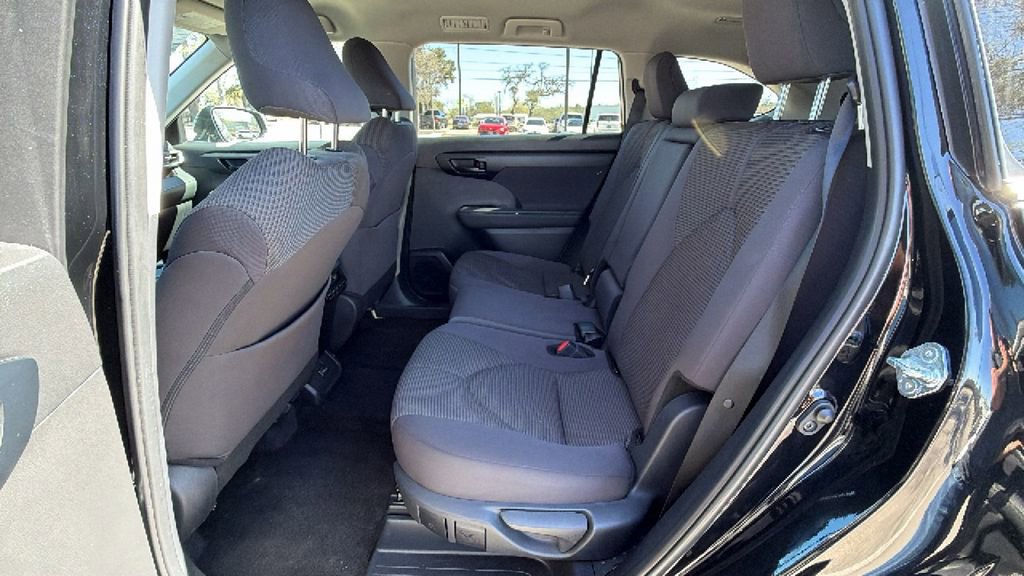 Certified 2025 Toyota Highlander LE image 34