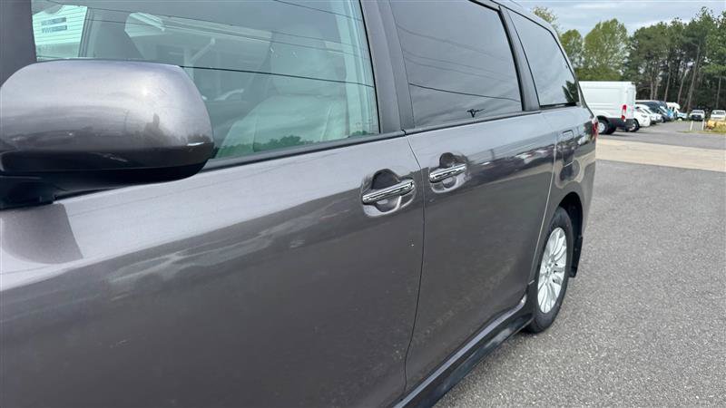Used 2017 Toyota Sienna XLE w/ XLE Navigation Package FWD image 11