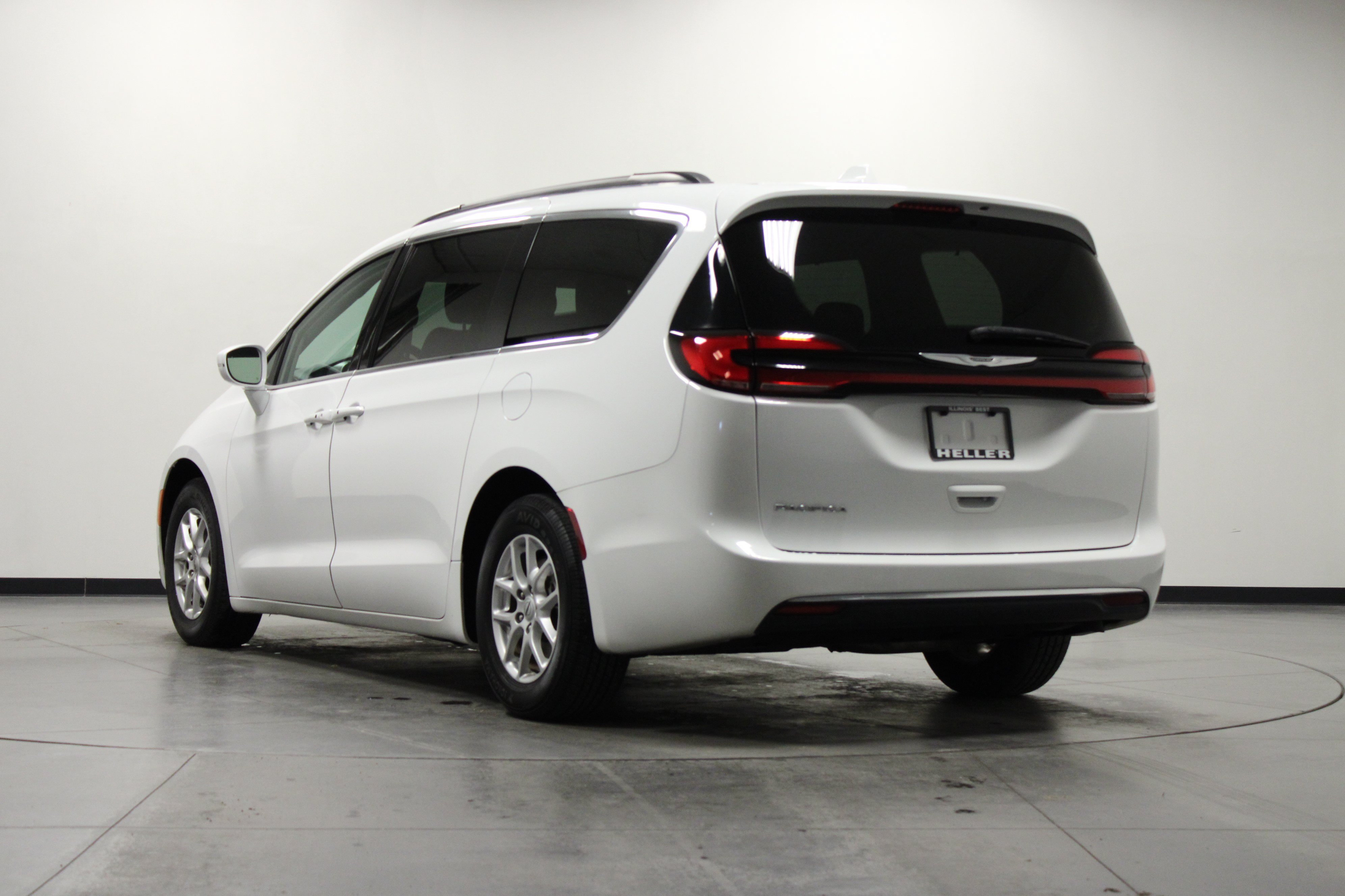 Used 2022 Chrysler Pacifica Touring-L FWD image 6