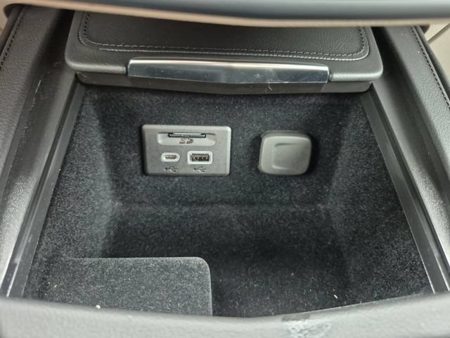 Used 2023 Cadillac XT4 Premium Luxury w/ Technology Package AWD/4WD image 23