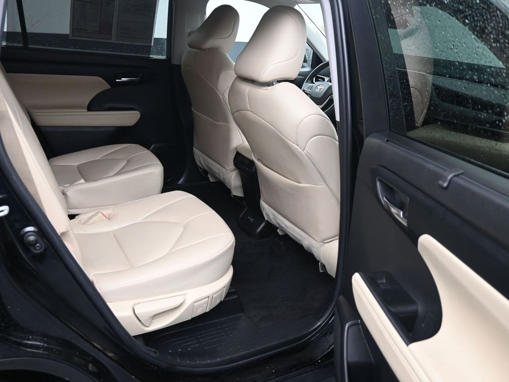 Used 2023 Toyota Highlander XLE image 15