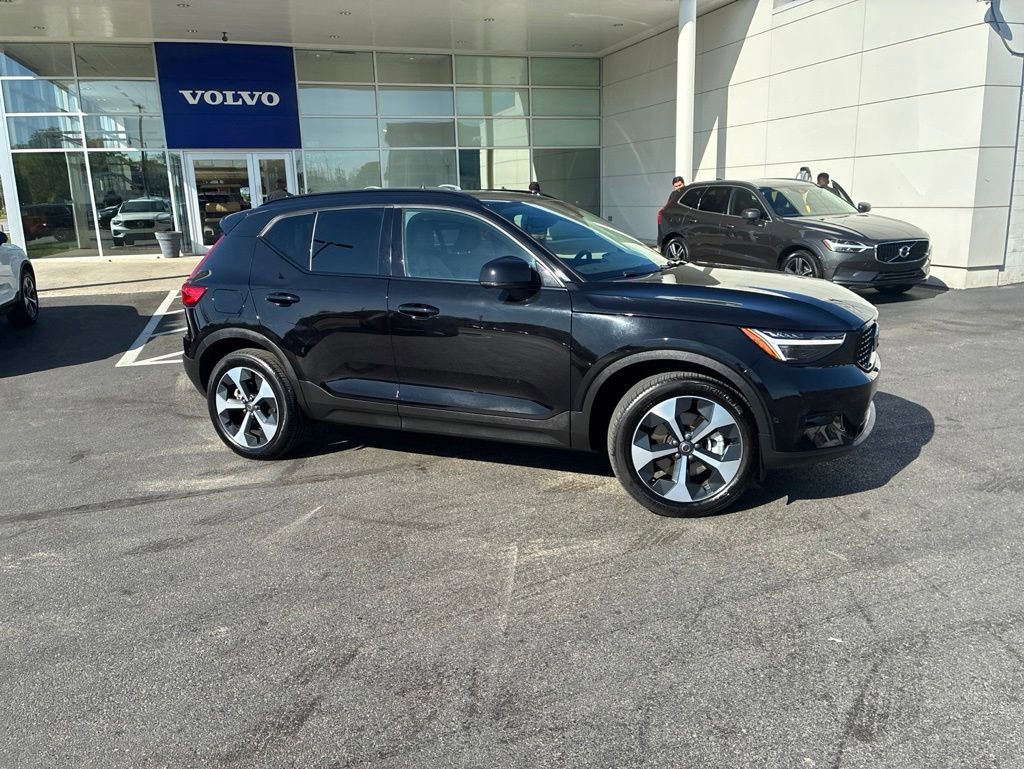 Certified 2026 Volvo XC40 B5 Plus AWD/4WD image 2