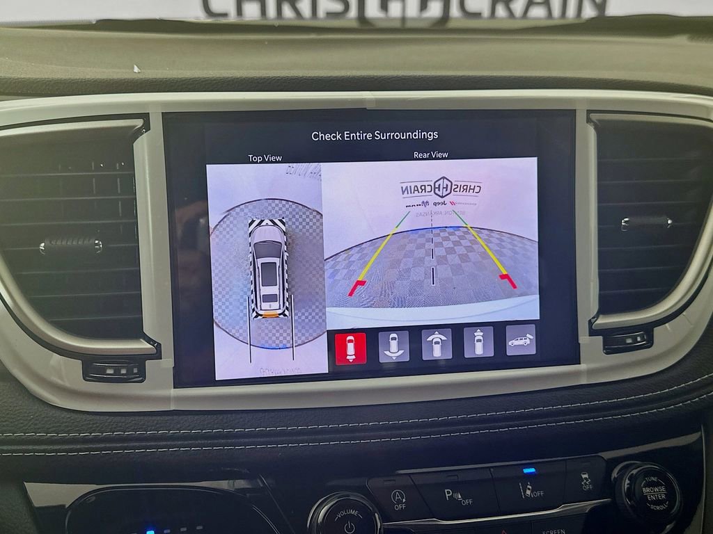 Used 2026 Chrysler Pacifica Select image 17