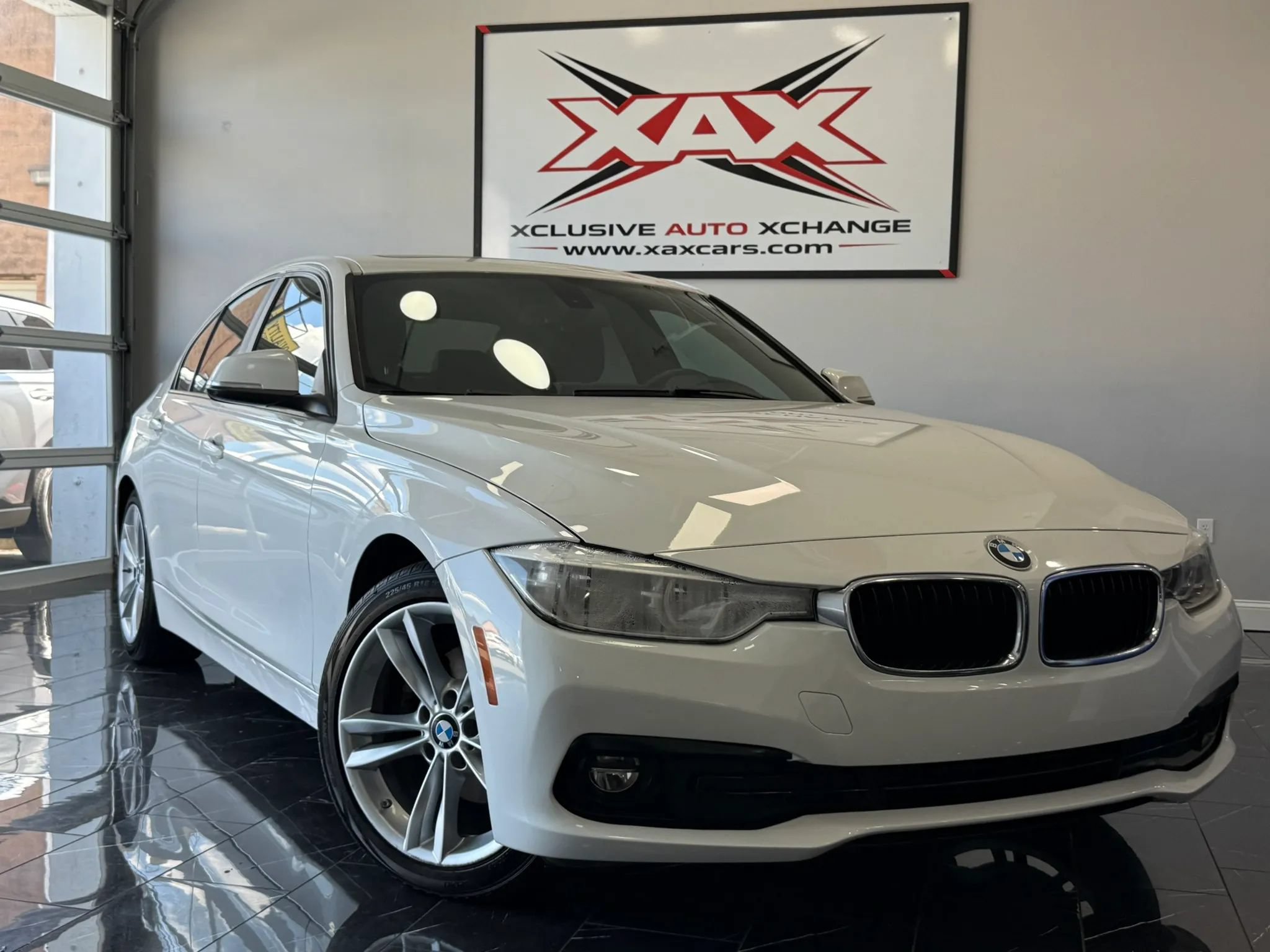 Used 2018 BMW 320i Sedan RWD image 1