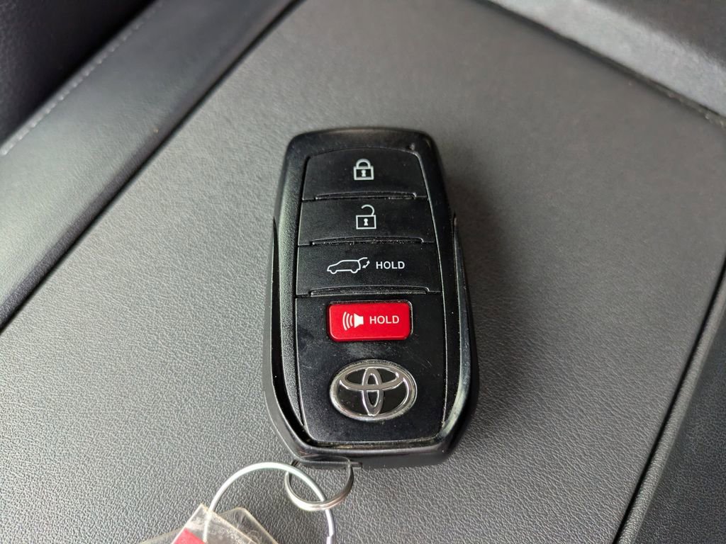 Used 2024 Toyota Highlander Limited AWD/4WD image 32
