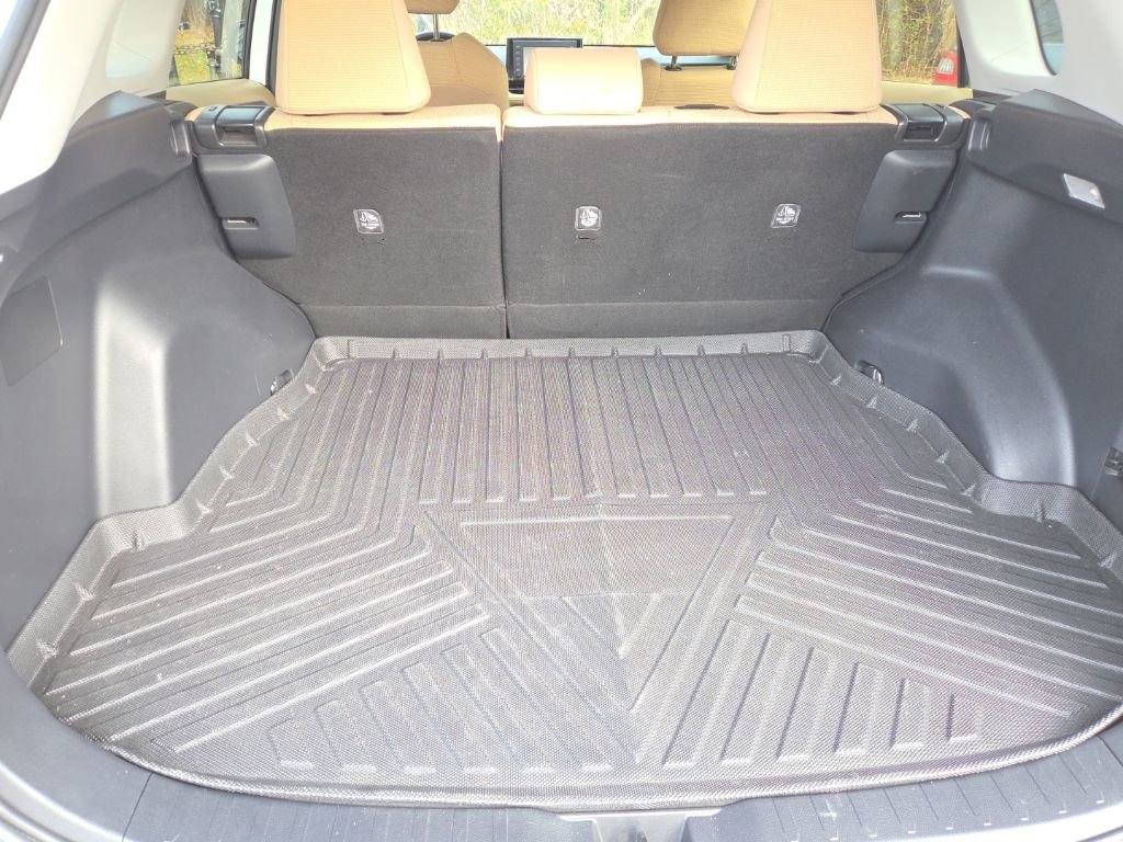 Used 2021 Toyota RAV4 LE image 9