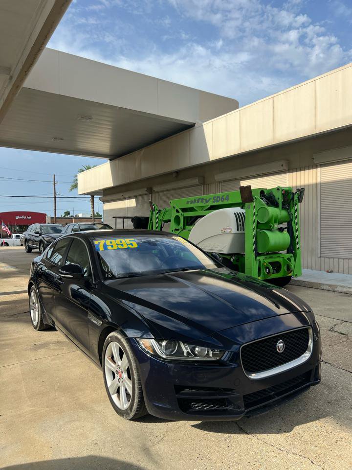 Used 2018 Jaguar XE Premium RWD image 2