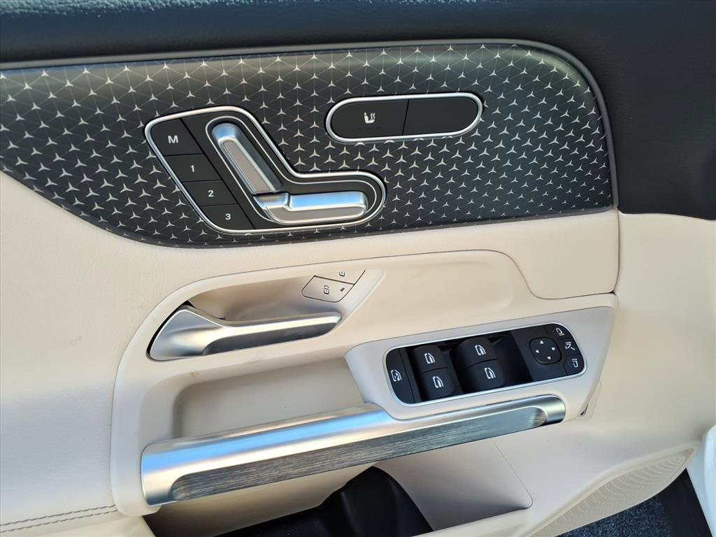 New 2025 Mercedes-Benz GLB 250 4MATIC image 12