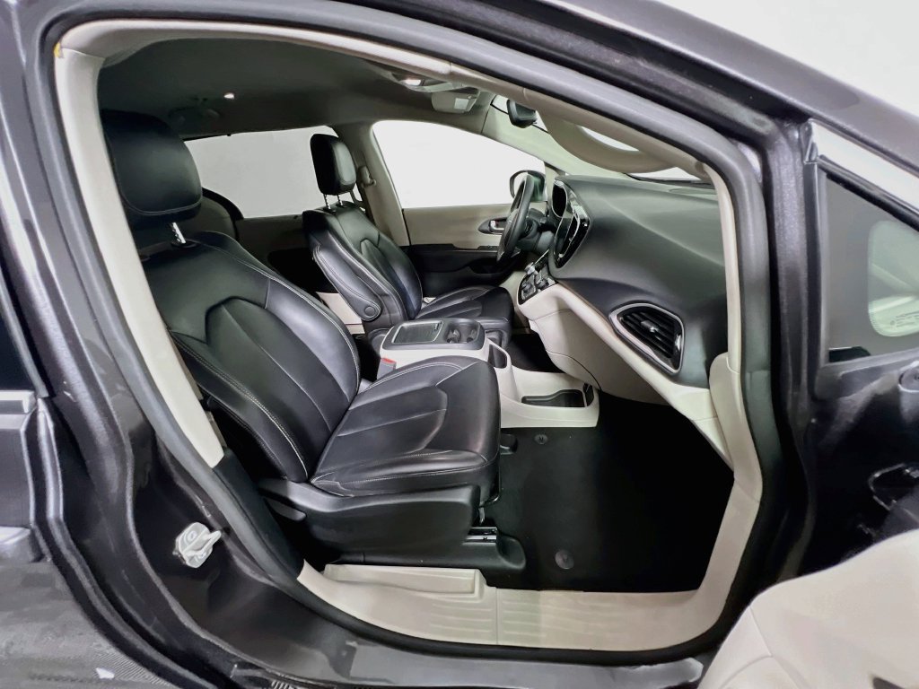 Used 2023 Chrysler Pacifica Touring-L FWD image 30
