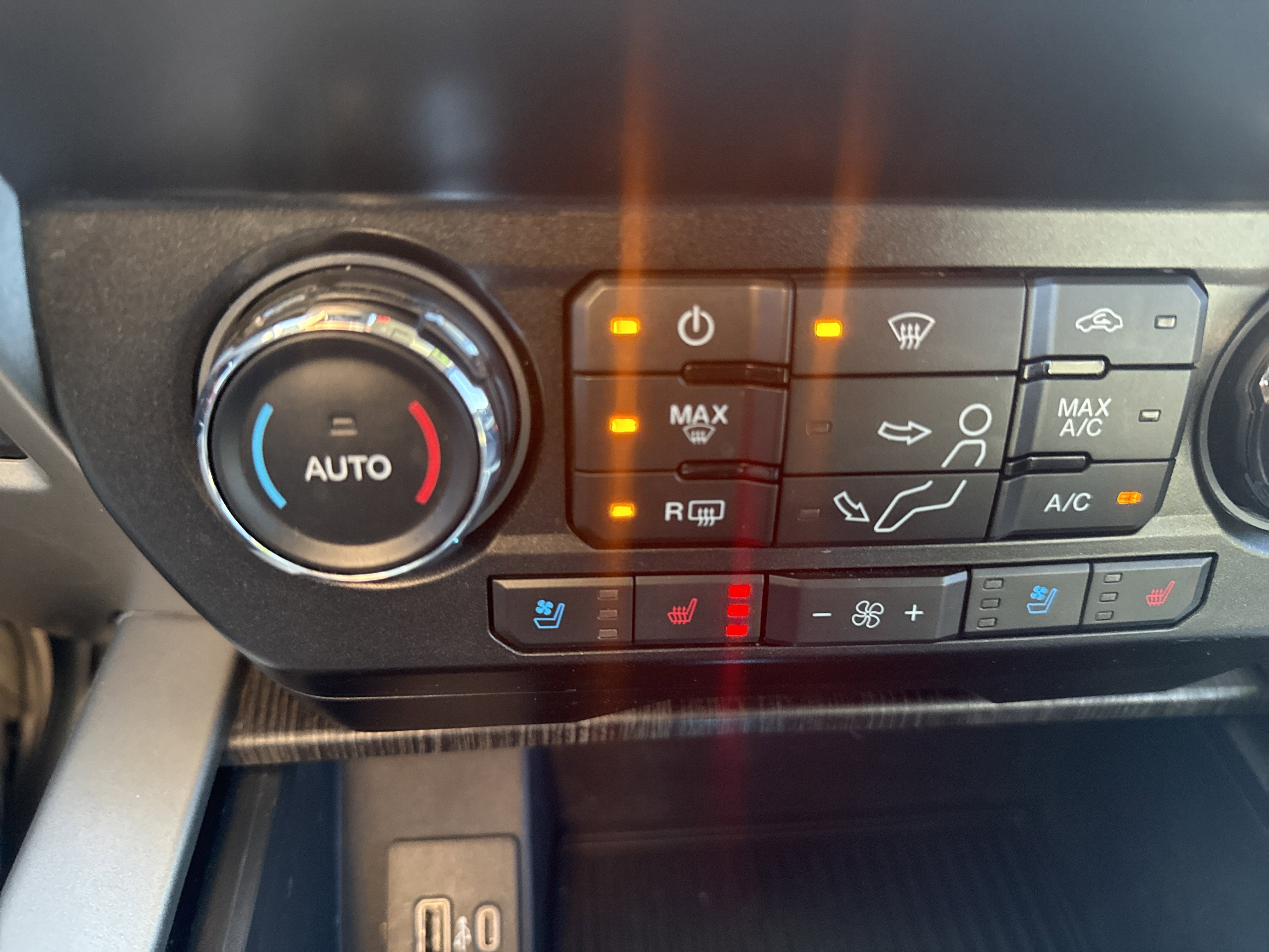 Used 2021 Ford F350 Lariat w/ Chrome Package image 27