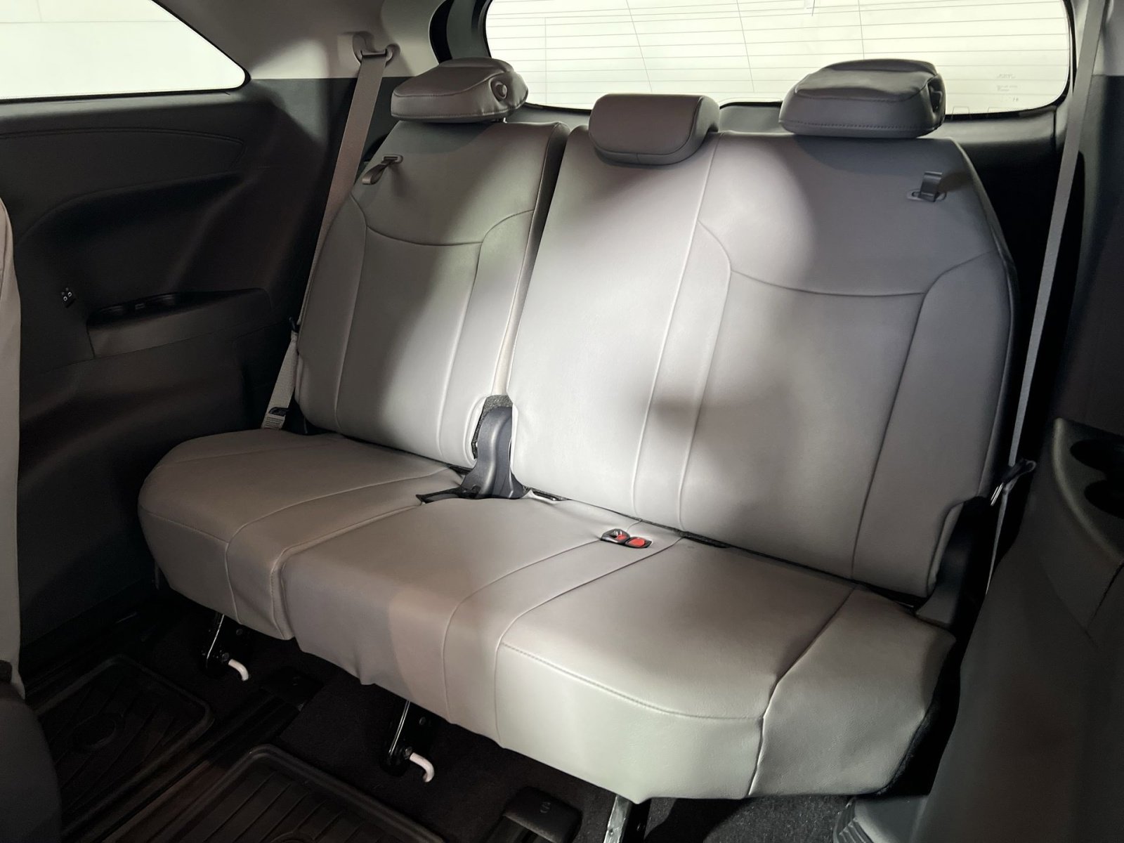 Used 2025 Toyota Sienna XLE image 26