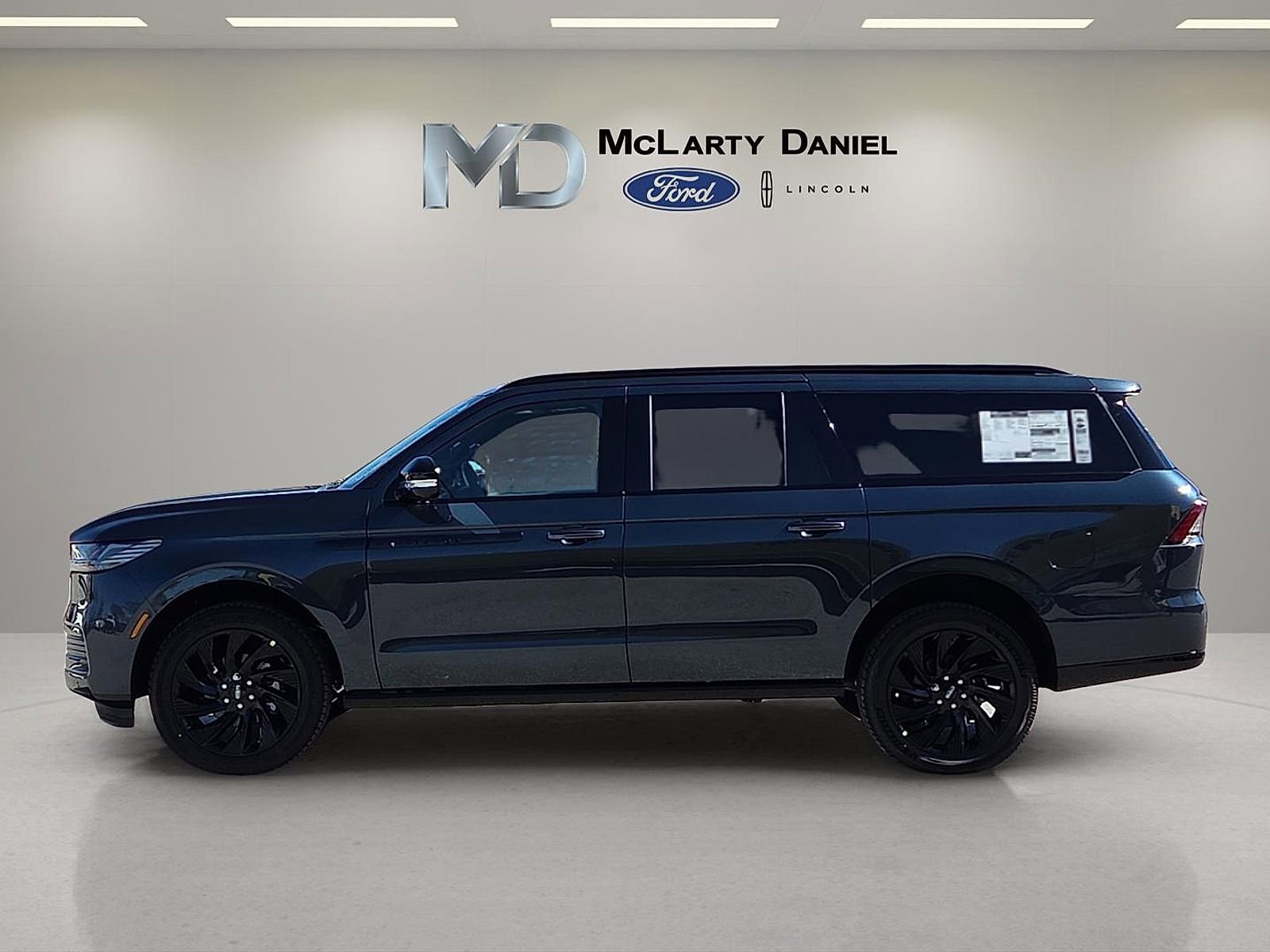 New 2026 Lincoln Navigator L Reserve w/ Jet Appearance Package image 3