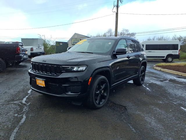 Used 2023 Jeep Grand Cherokee Altitude AWD/4WD image 7