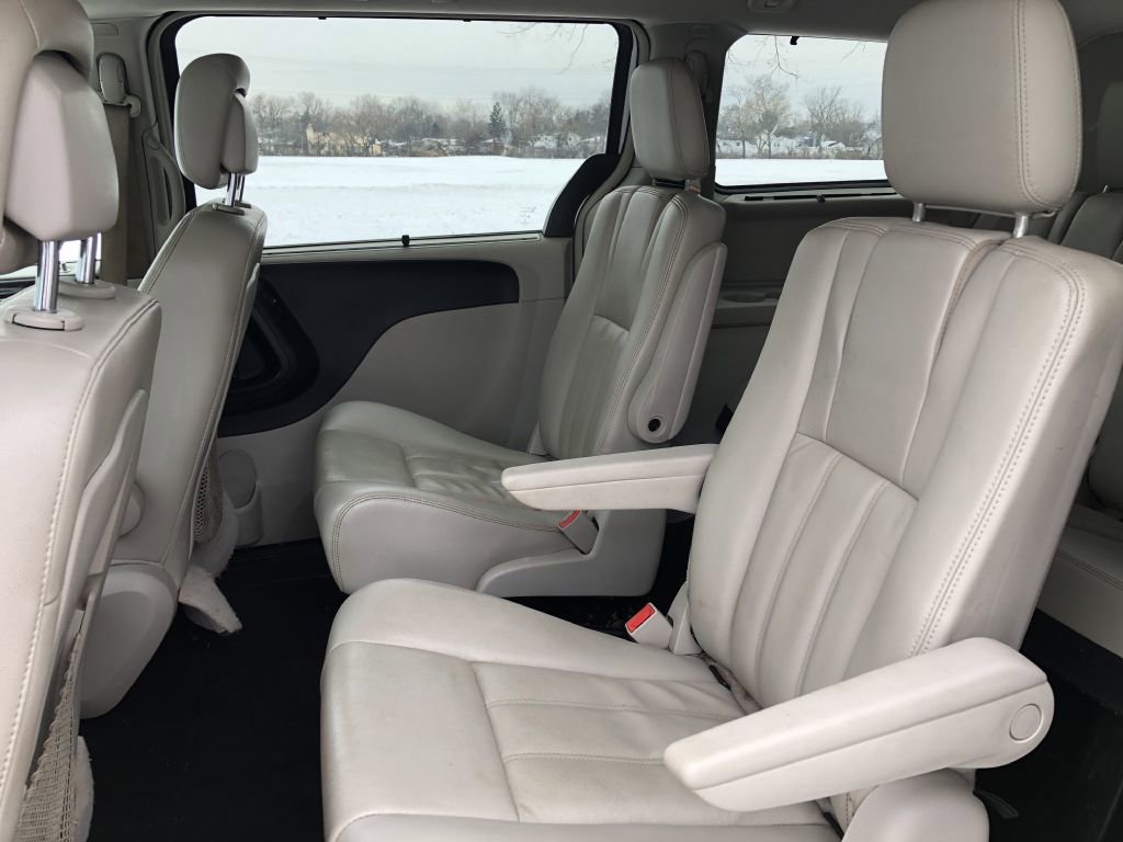 Used 2014 Chrysler Town & Country Touring image 7