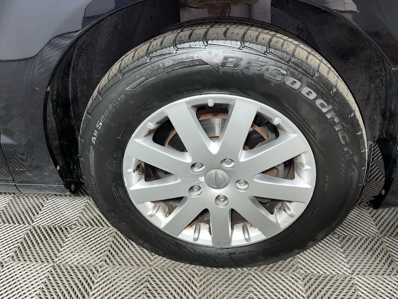 Used 2011 Chrysler Town & Country Touring-L w/ Entertainment Group #2 FWD image 10