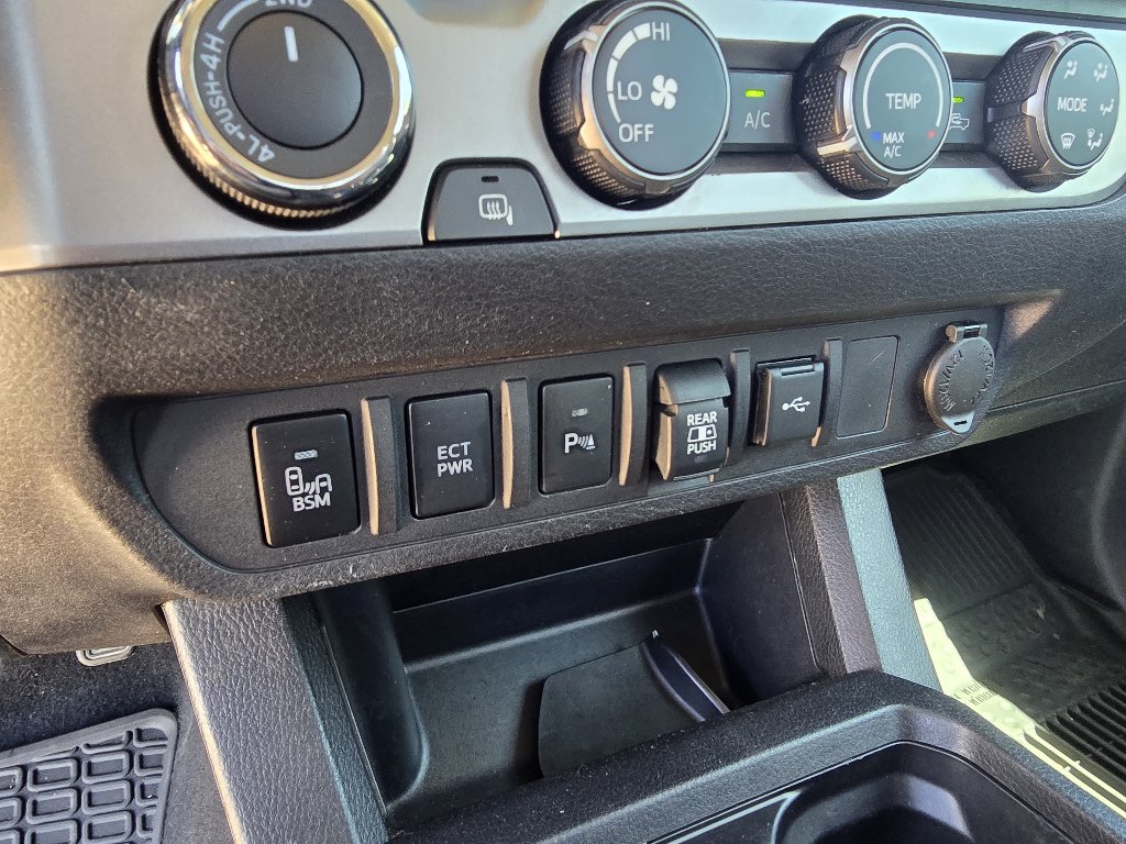 Used 2020 Toyota Tacoma SR5 AWD/4WD image 24