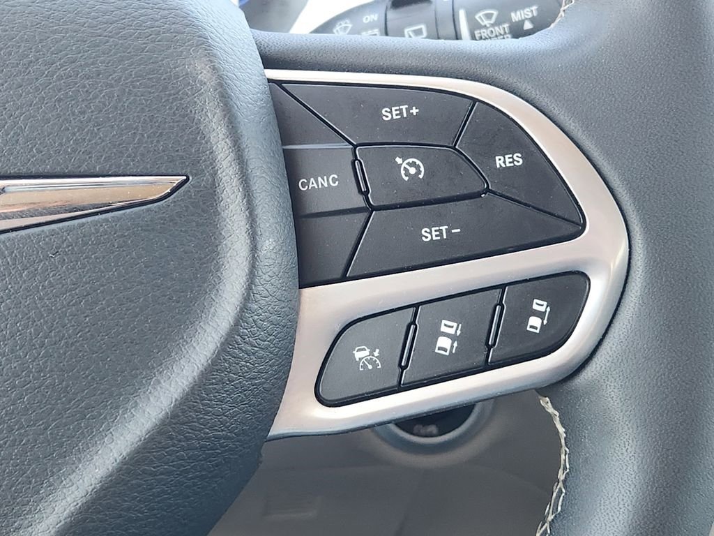 Used 2024 Chrysler Pacifica Touring-L image 26