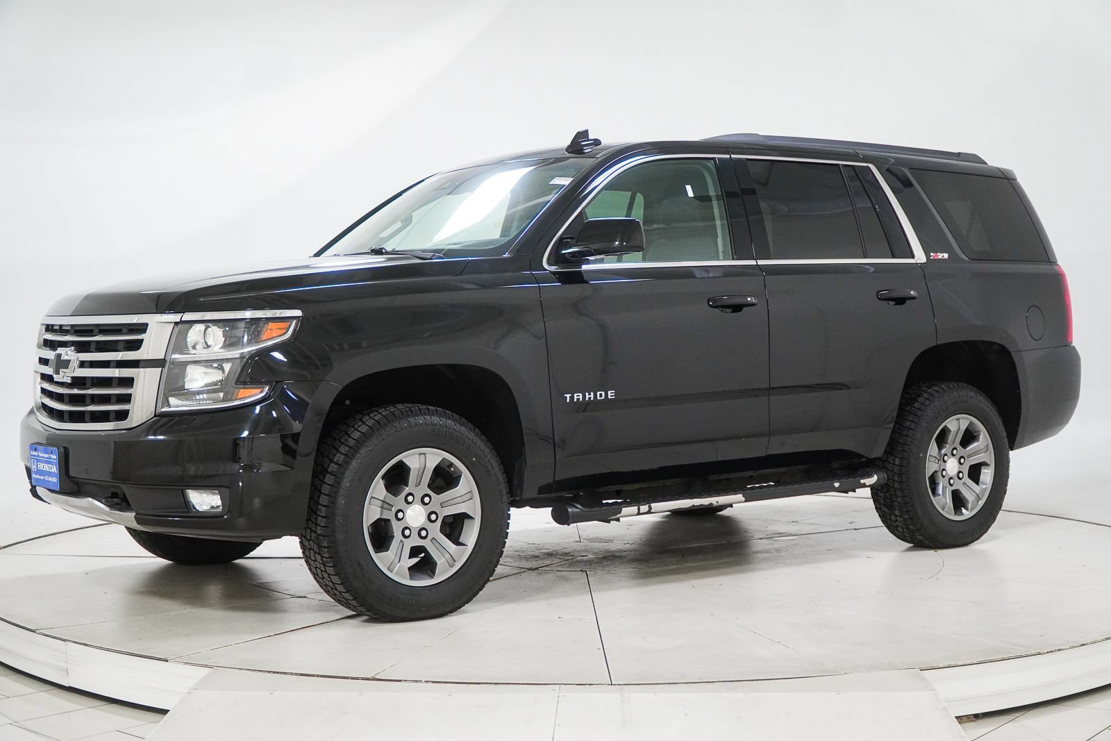 Used 2019 Chevrolet Tahoe LT w/ Luxury Package AWD/4WD image 3