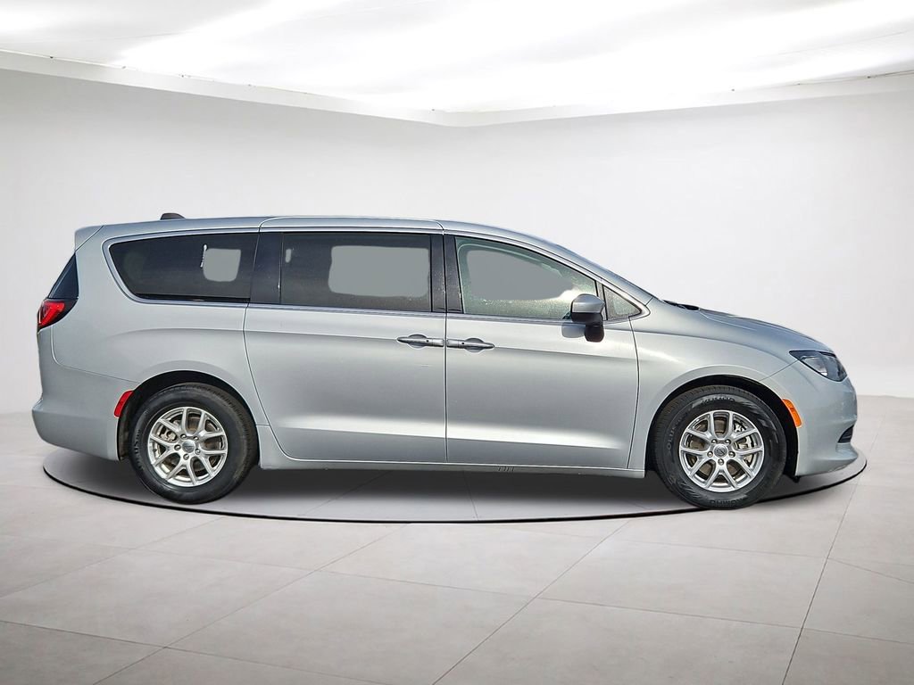 Used 2023 Chrysler Voyager LX image 8