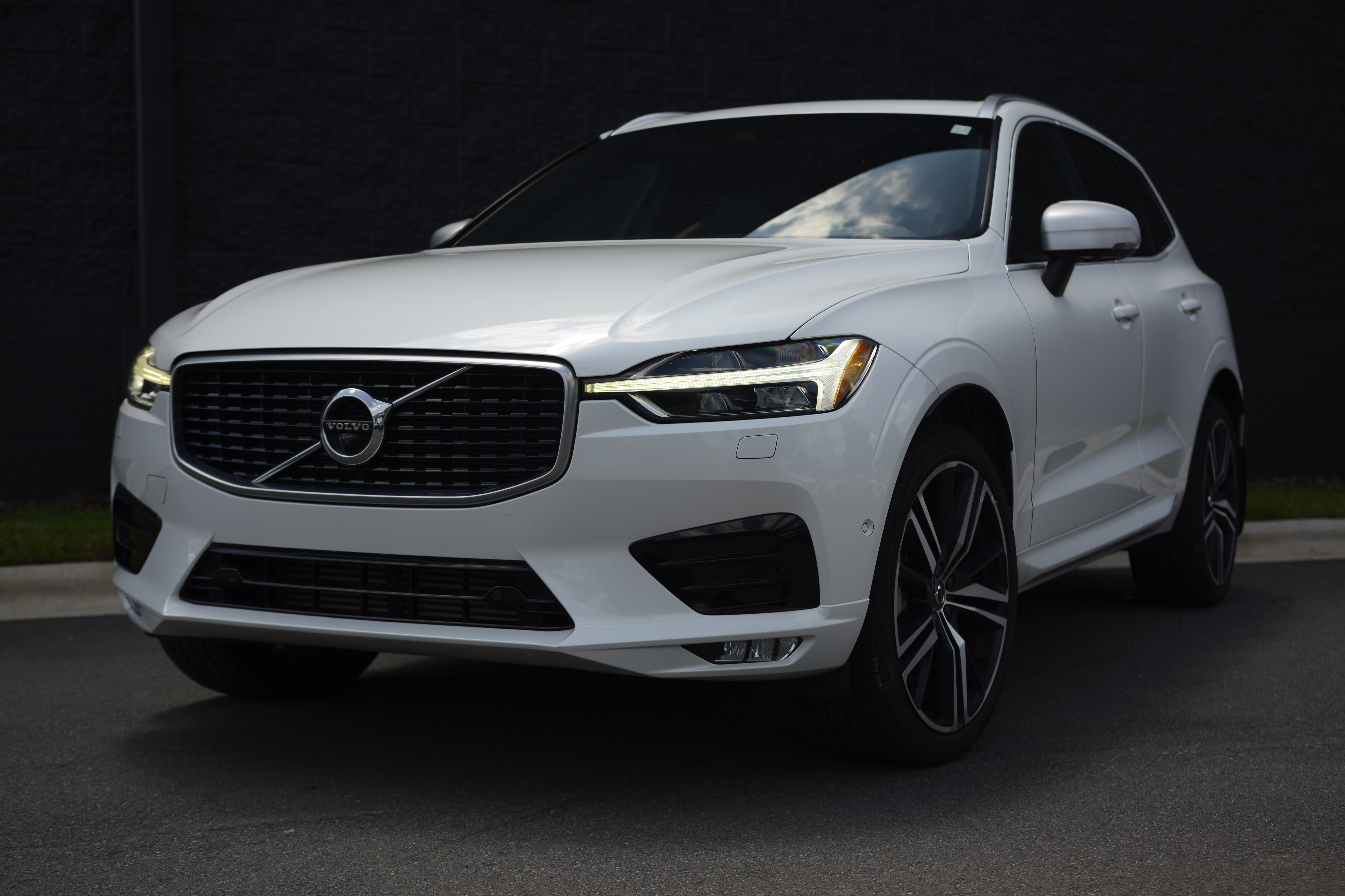 Used 2019 Volvo XC60 T6 R-Design w/ Protection Package Premier AWD/4WD image 1