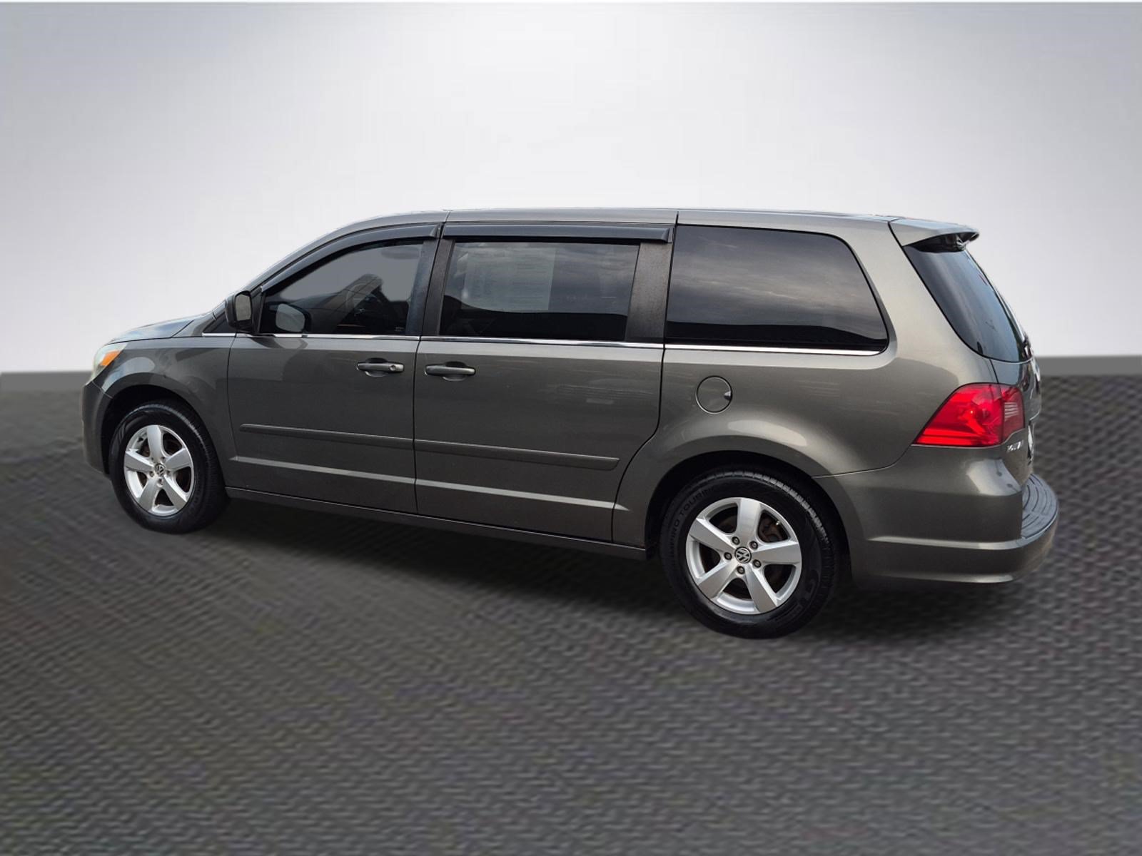 Used 2010 Volkswagen Routan SE FWD image 5