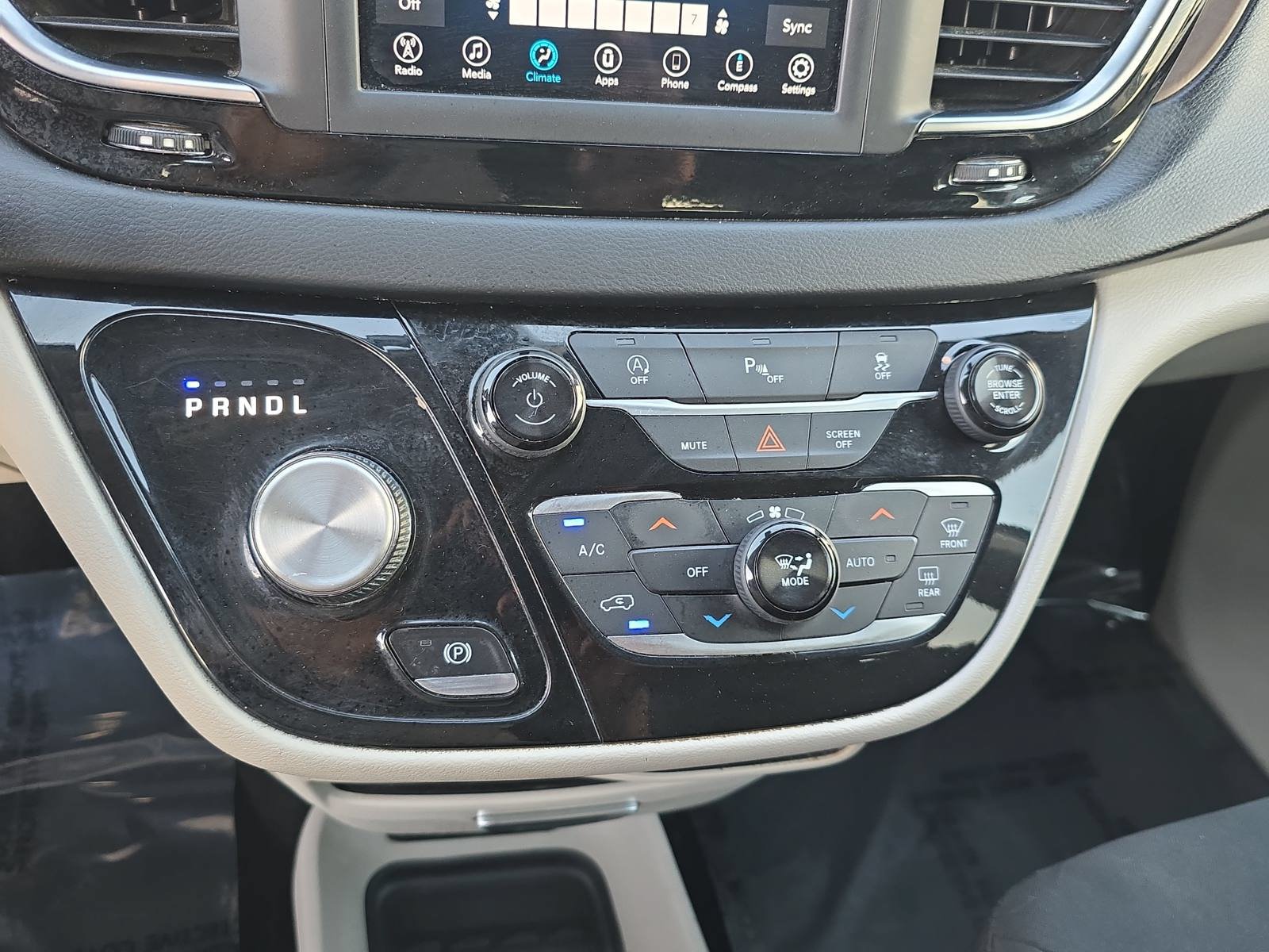 Used 2018 Chrysler Pacifica Touring Plus w/ Tire & Wheel Group FWD image 22