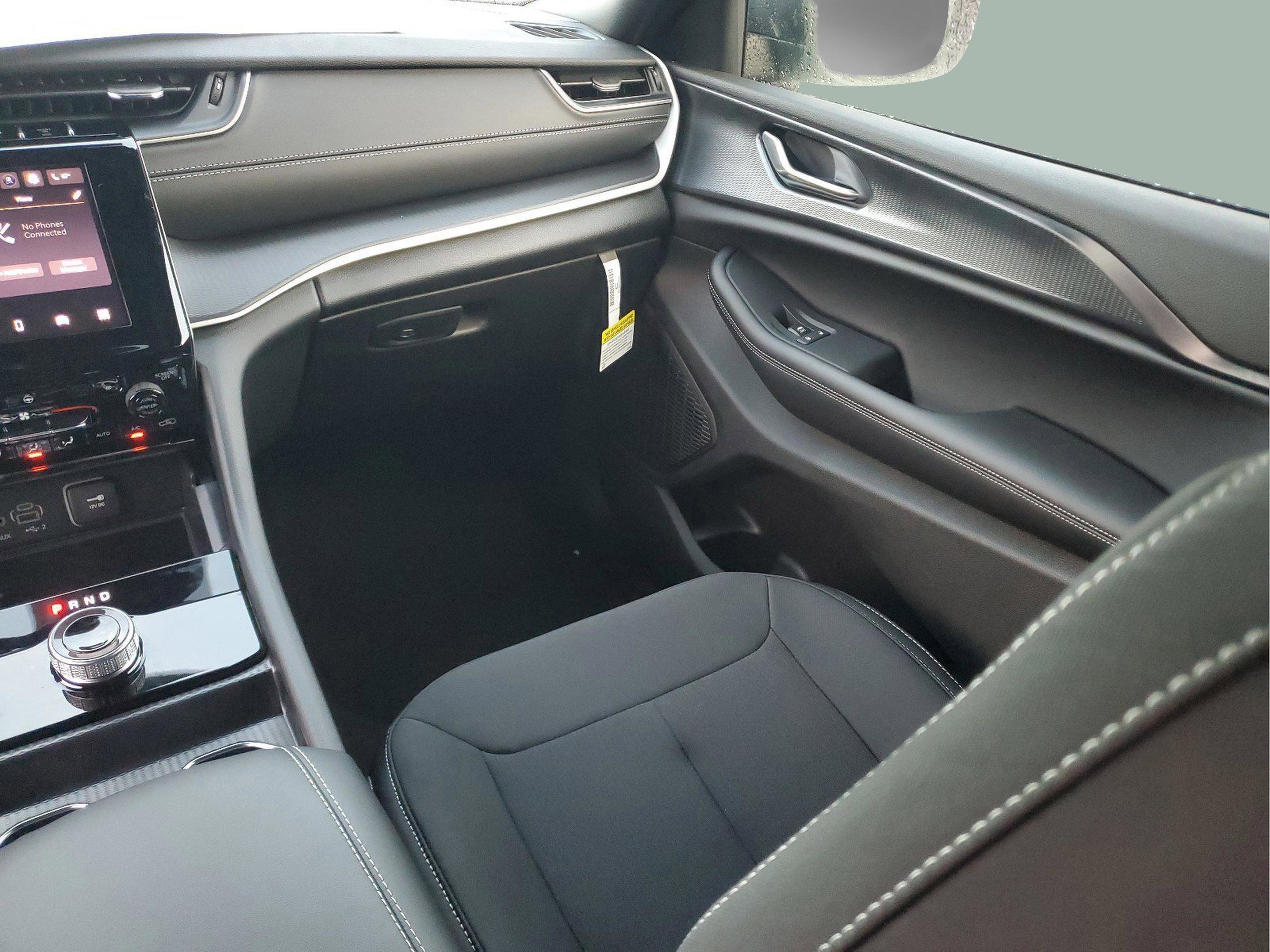 New 2025 Jeep Grand Cherokee Laredo w/ Luxury Tech Group I image 12