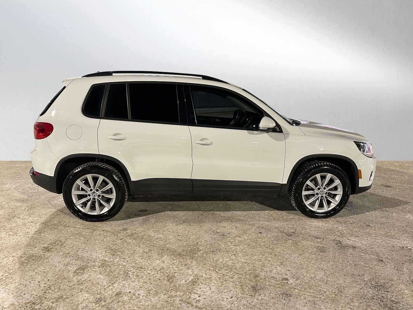 Used 2017 Volkswagen Tiguan S image 2