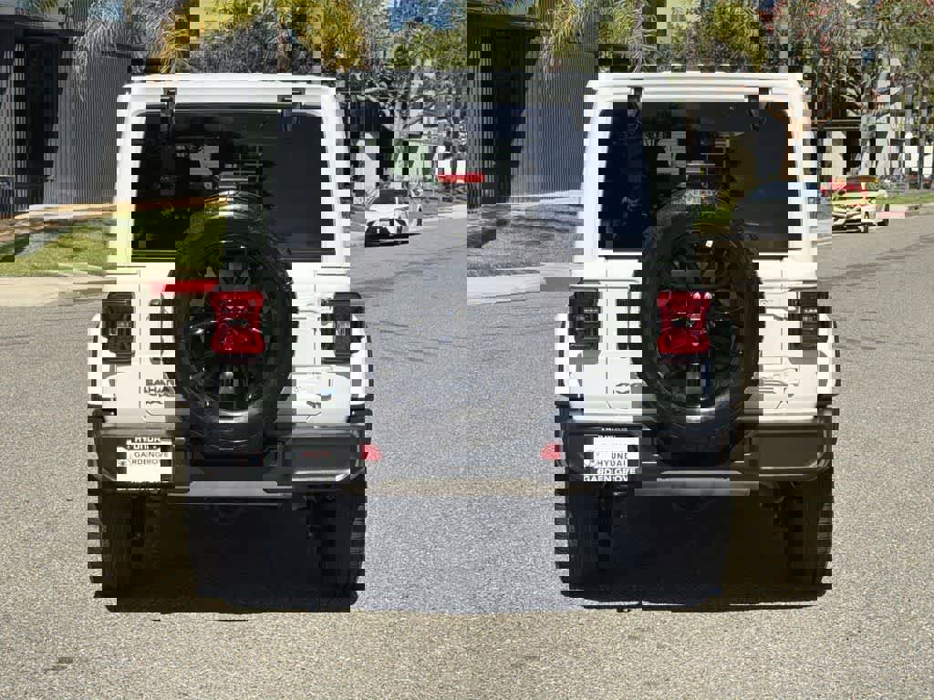 Used 2025 Jeep Wrangler Sahara image 5