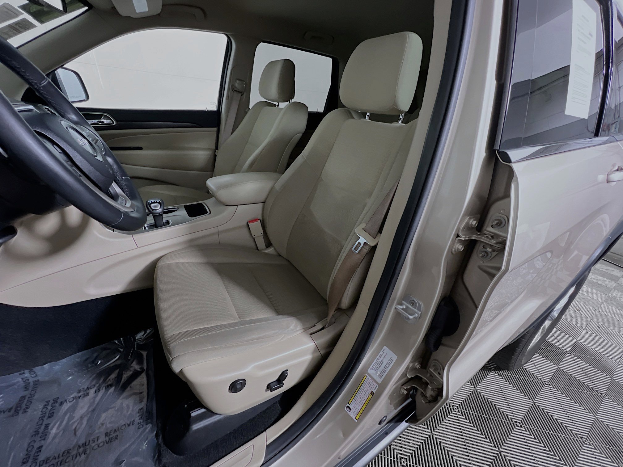 Used 2014 Jeep Grand Cherokee Laredo w/ 18" Wheel & 8.4" Radio Group image 15