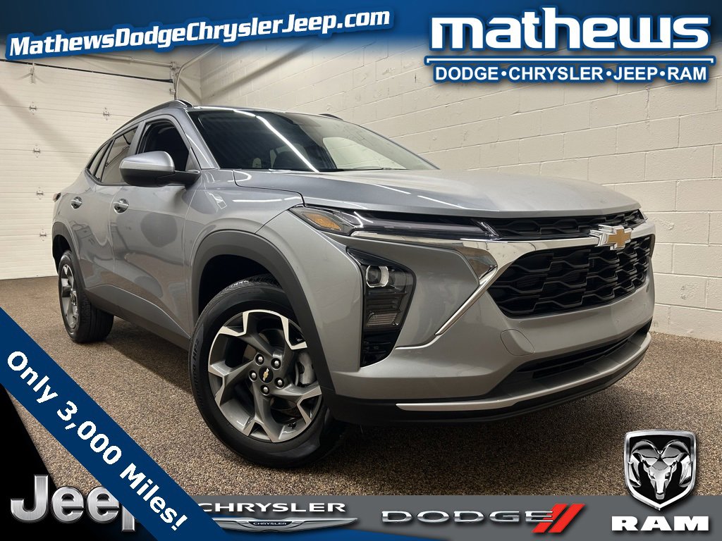 Used 2025 Chevrolet Trax LT w/ Driver Confidence Package image 1