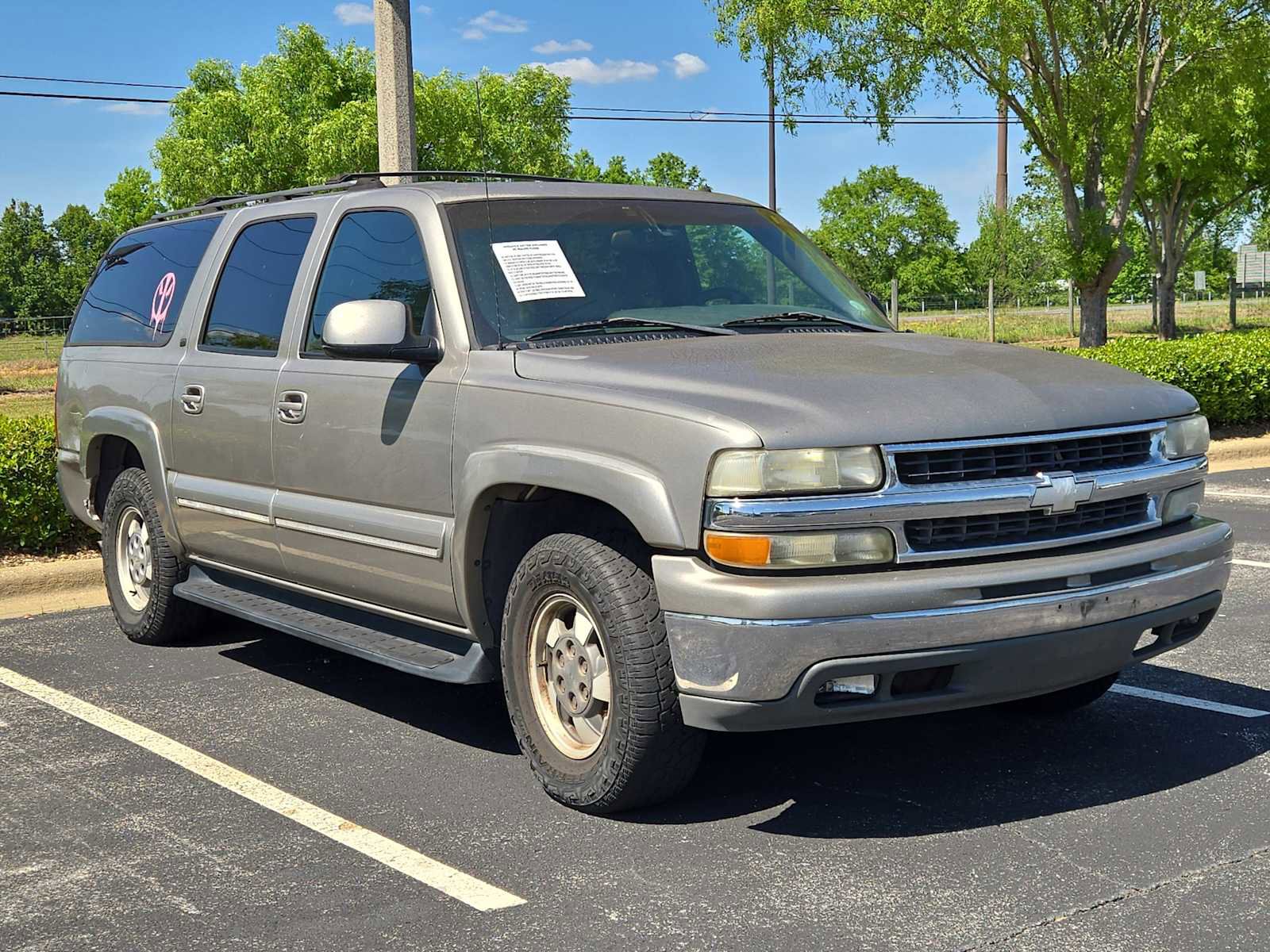 Used 2002 Chevrolet Suburban LT image 1