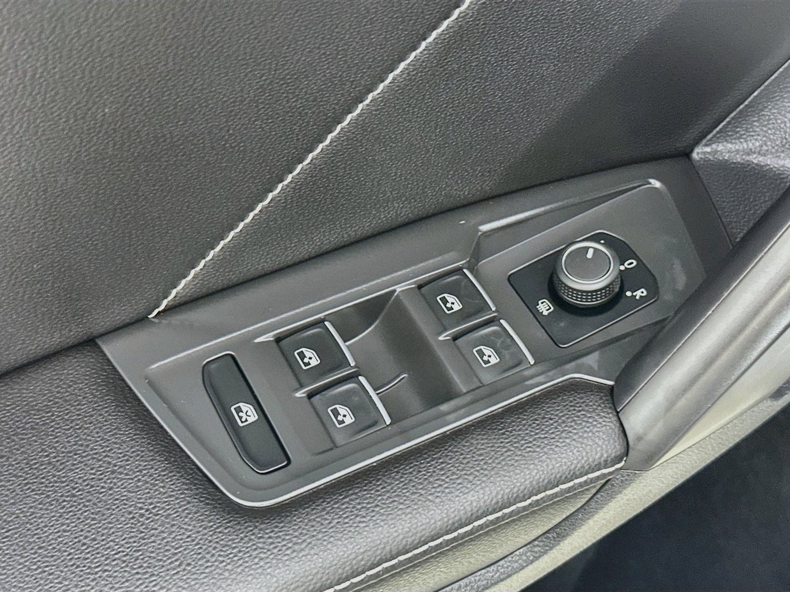 Used 2022 Volkswagen Tiguan SE R-Line FWD image 17