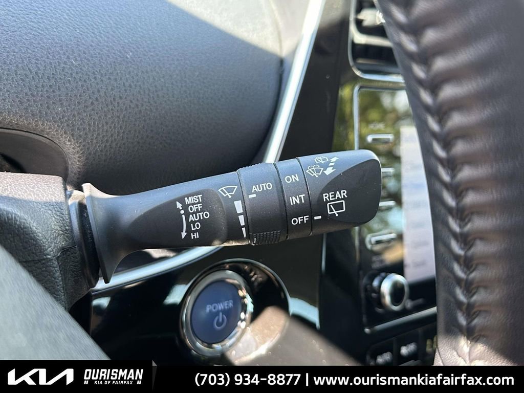 Used 2022 Toyota Prius XLE image 11