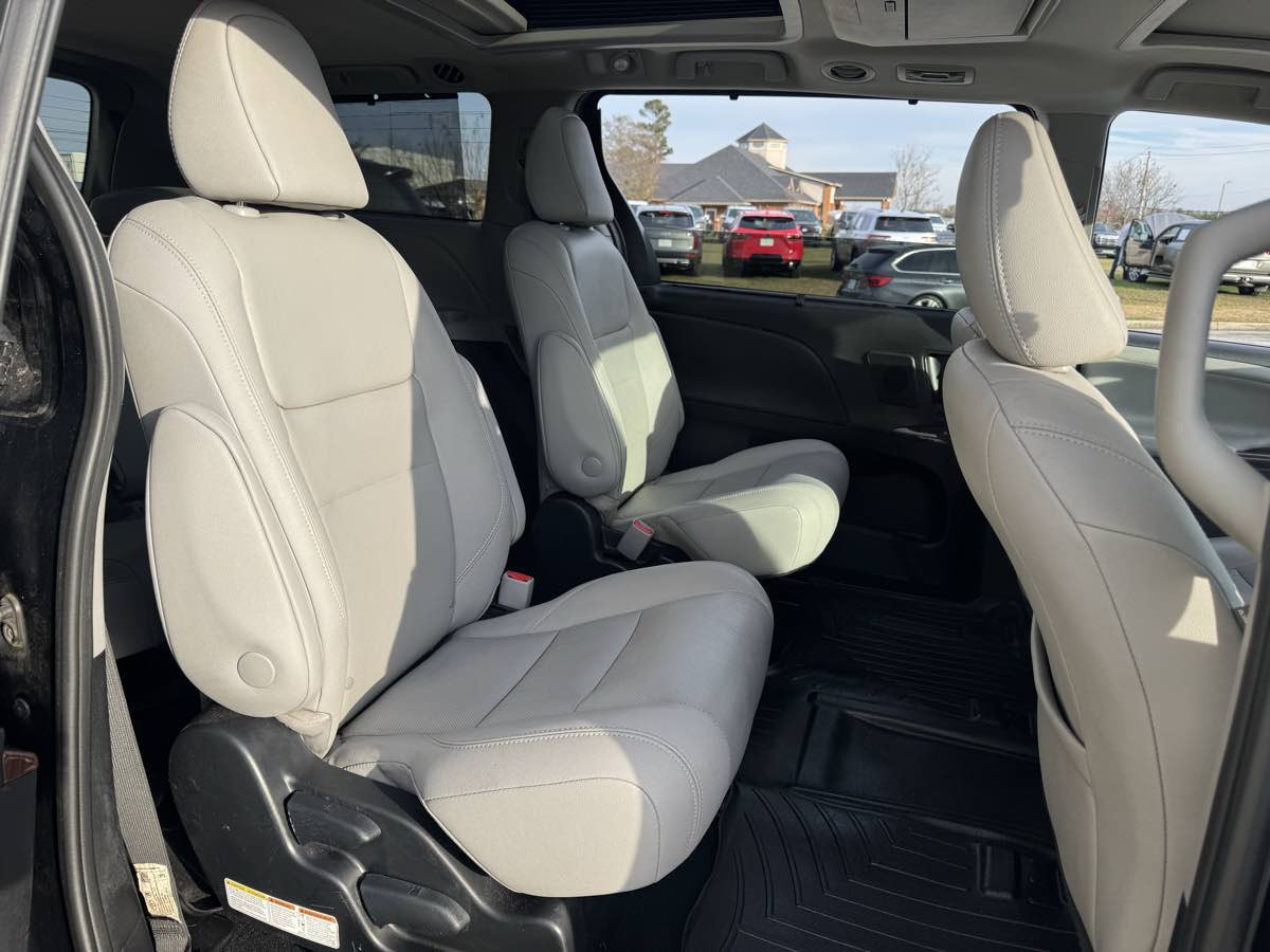 Used 2020 Toyota Sienna Limited Premium w/ Carpet Mat Package AWD/4WD image 13