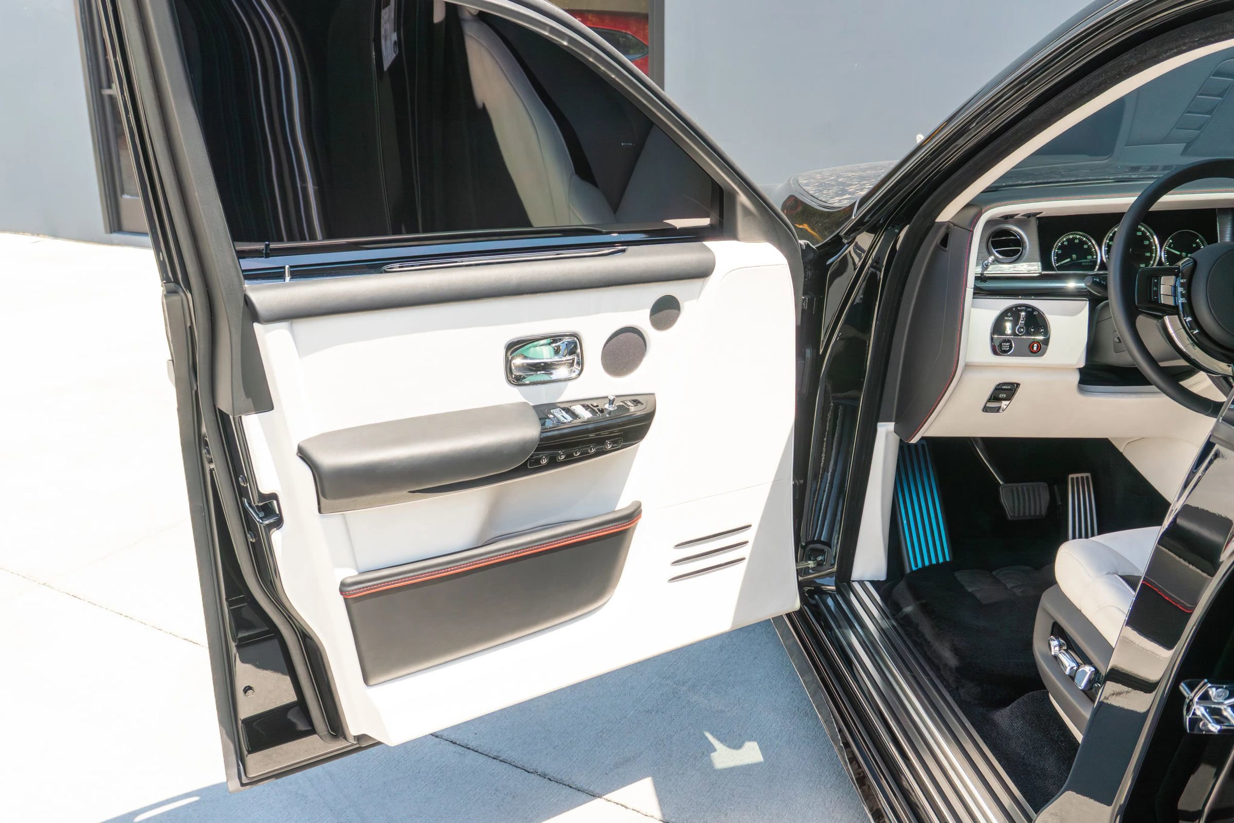 Used 2024 Rolls-Royce Phantom Sedan w/ The Phantom Package RWD image 91
