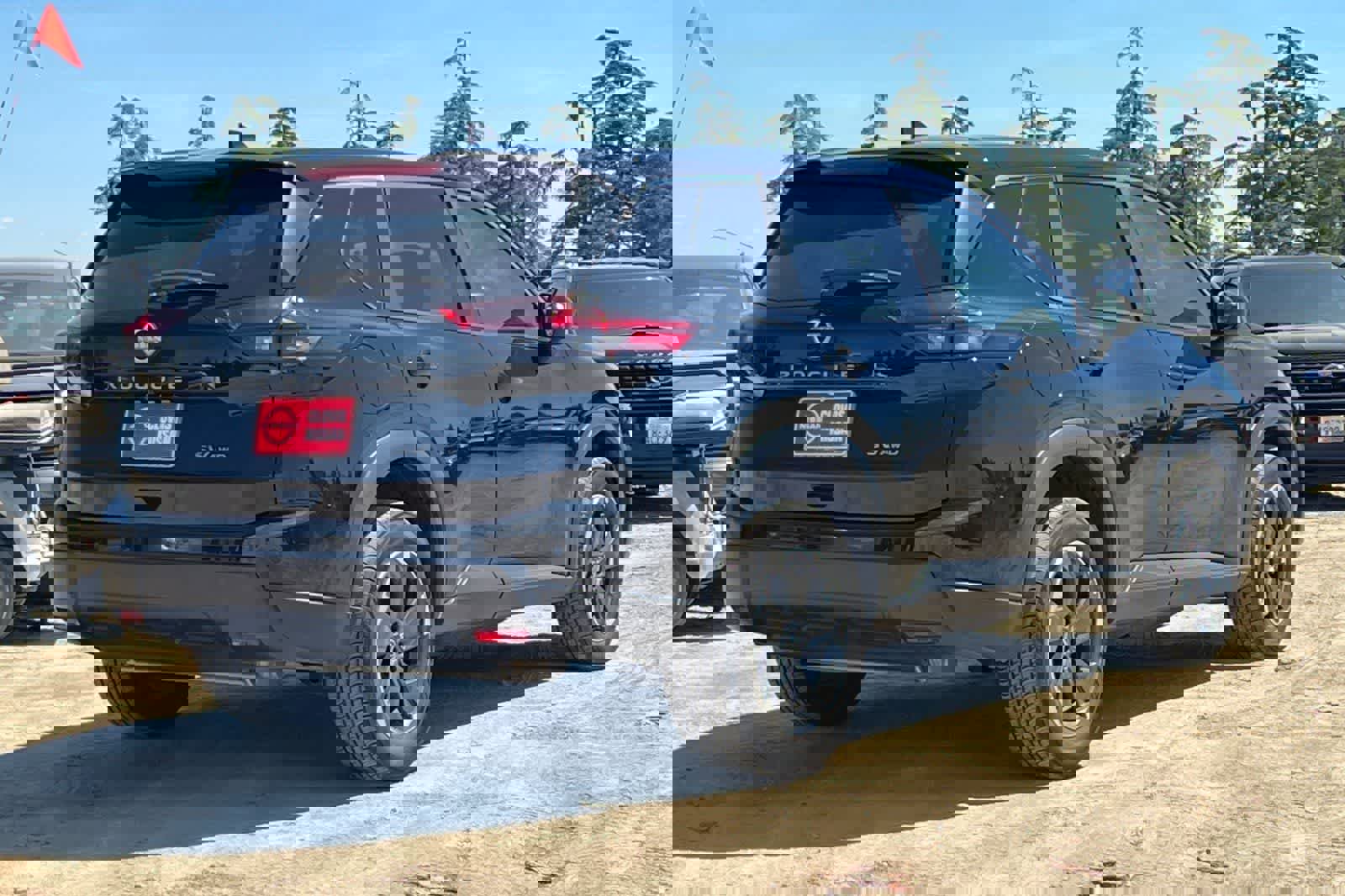 Used 2024 Nissan Rogue SV image 3