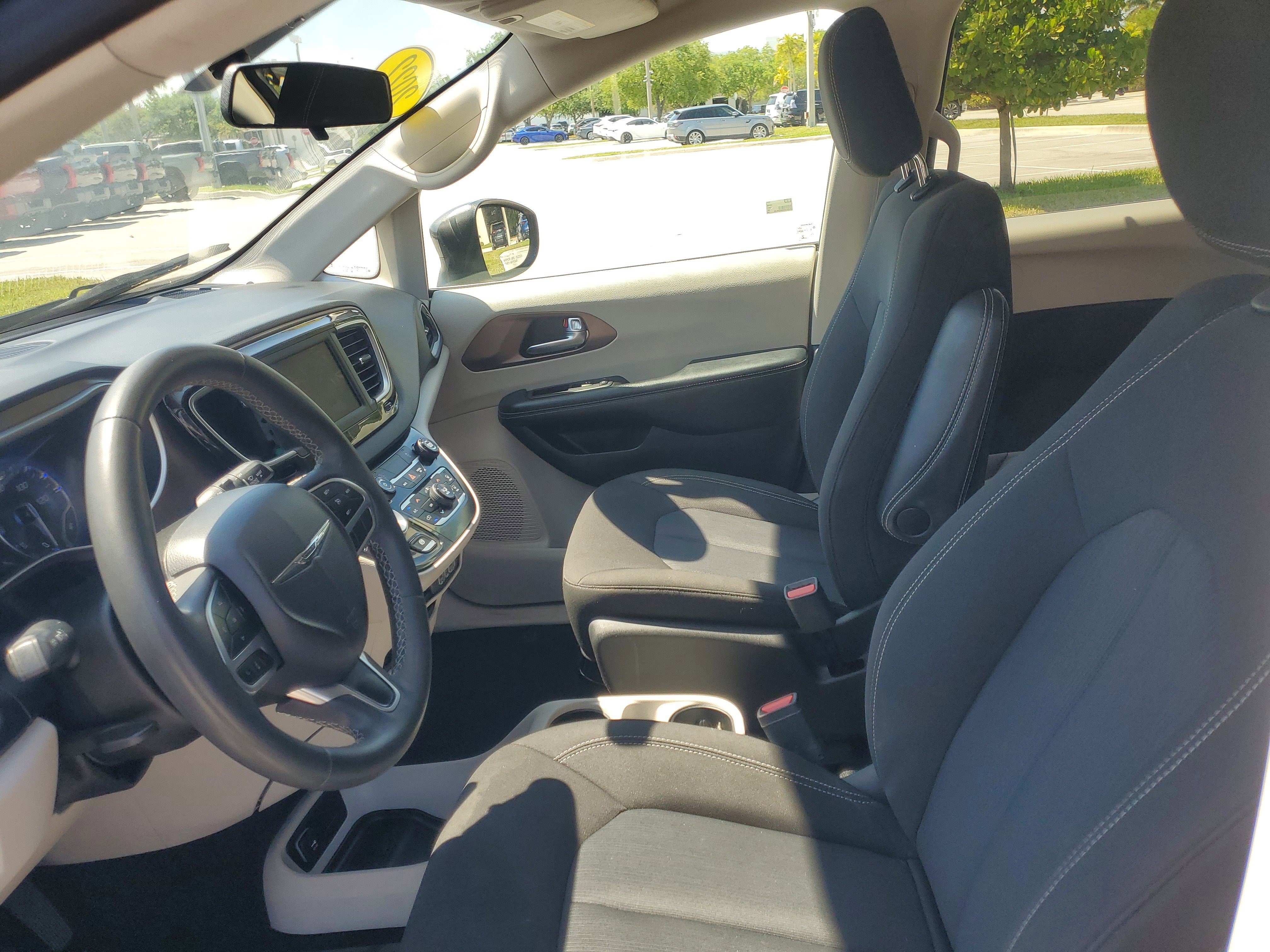 Used 2022 Chrysler Voyager LX image 16