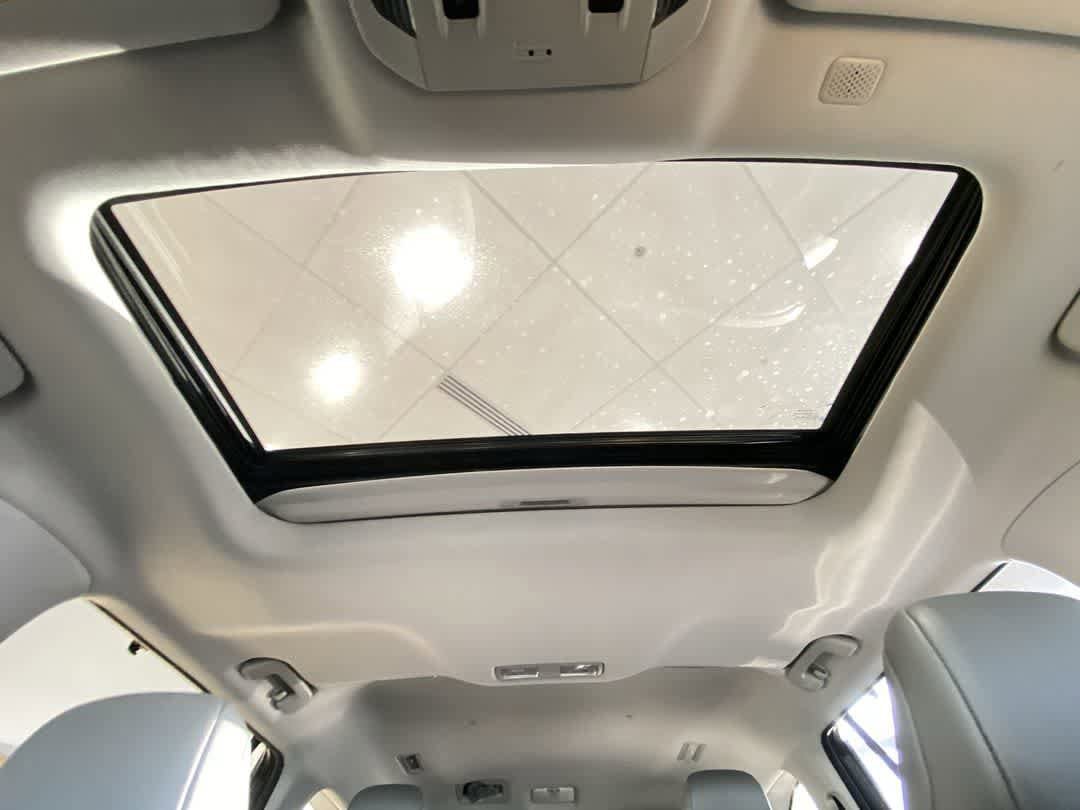 Used 2022 Toyota Highlander XLE AWD/4WD image 24
