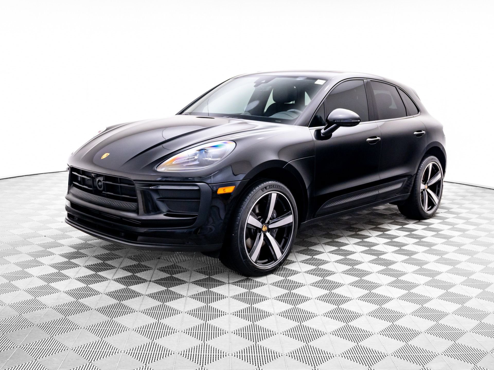 Certified 2025 Porsche Macan AWD/4WD image 1
