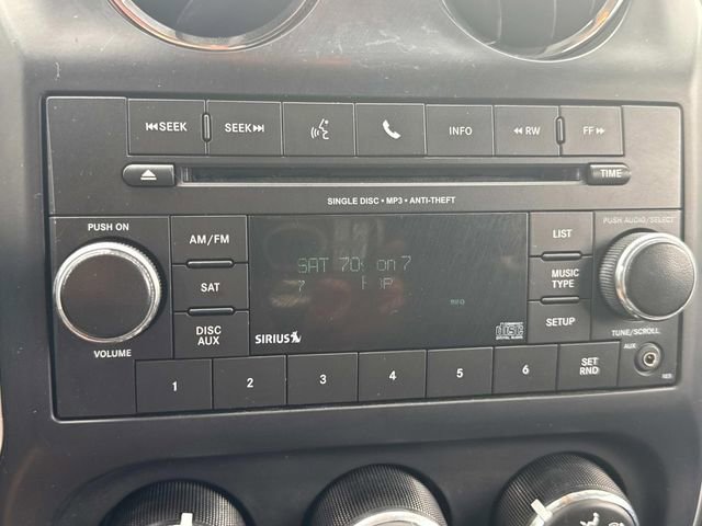 Used 2016 Jeep Compass Latitude FWD image 33