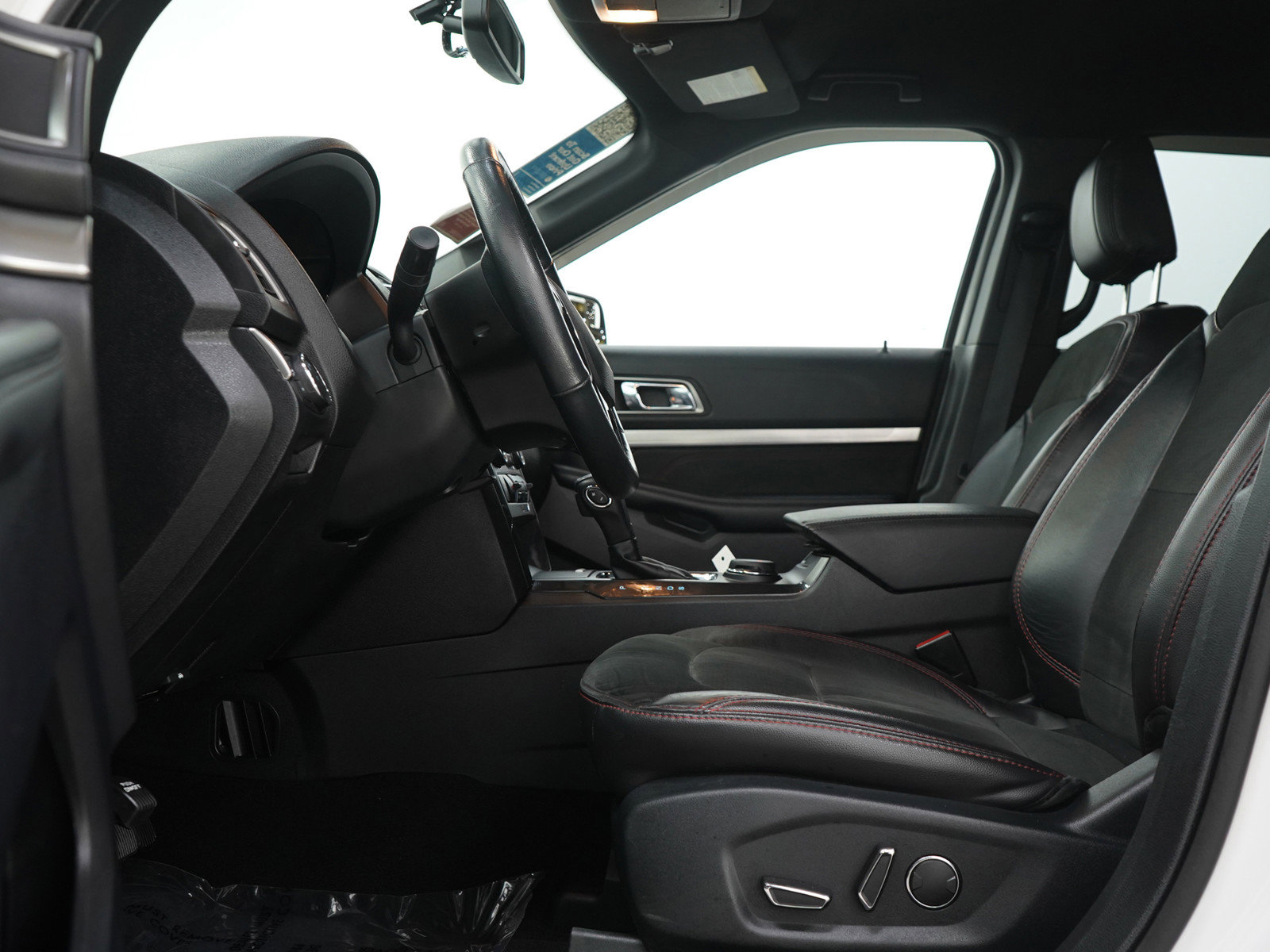 Used 2018 Ford Explorer XLT w/ Equipment Group 202A AWD/4WD image 22