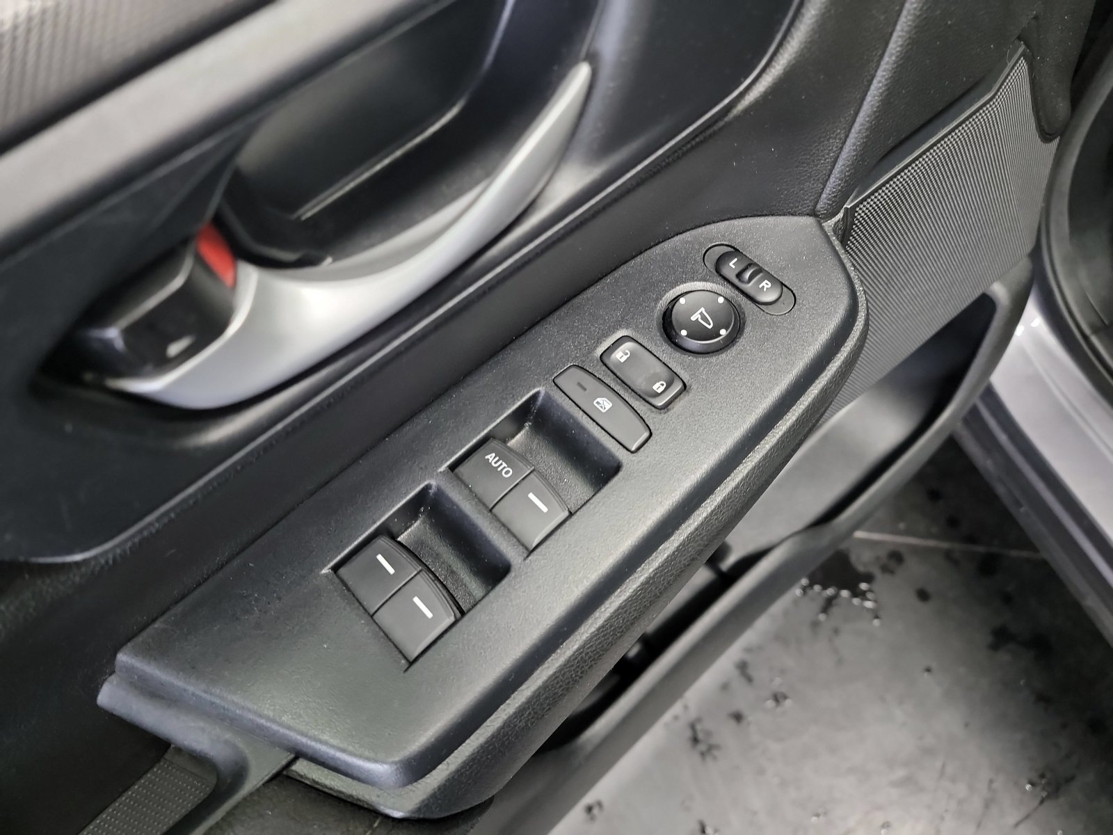 Used 2018 Honda CR-V LX image 14