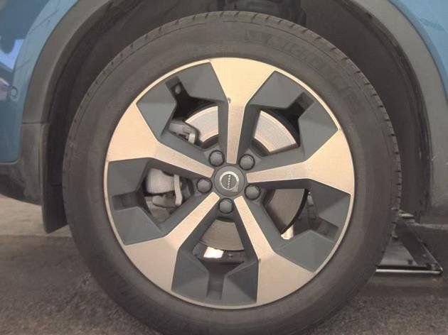Used 2025 Volvo XC40 B5 Plus AWD/4WD image 6