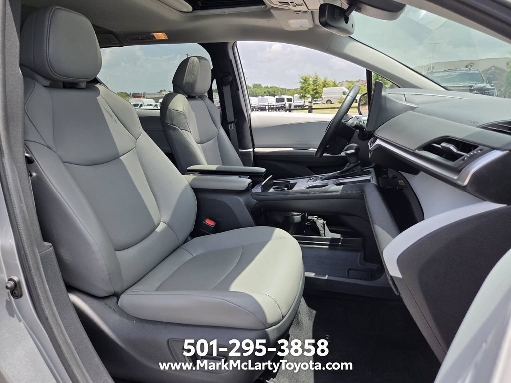 Used 2025 Toyota Sienna XLE FWD image 16