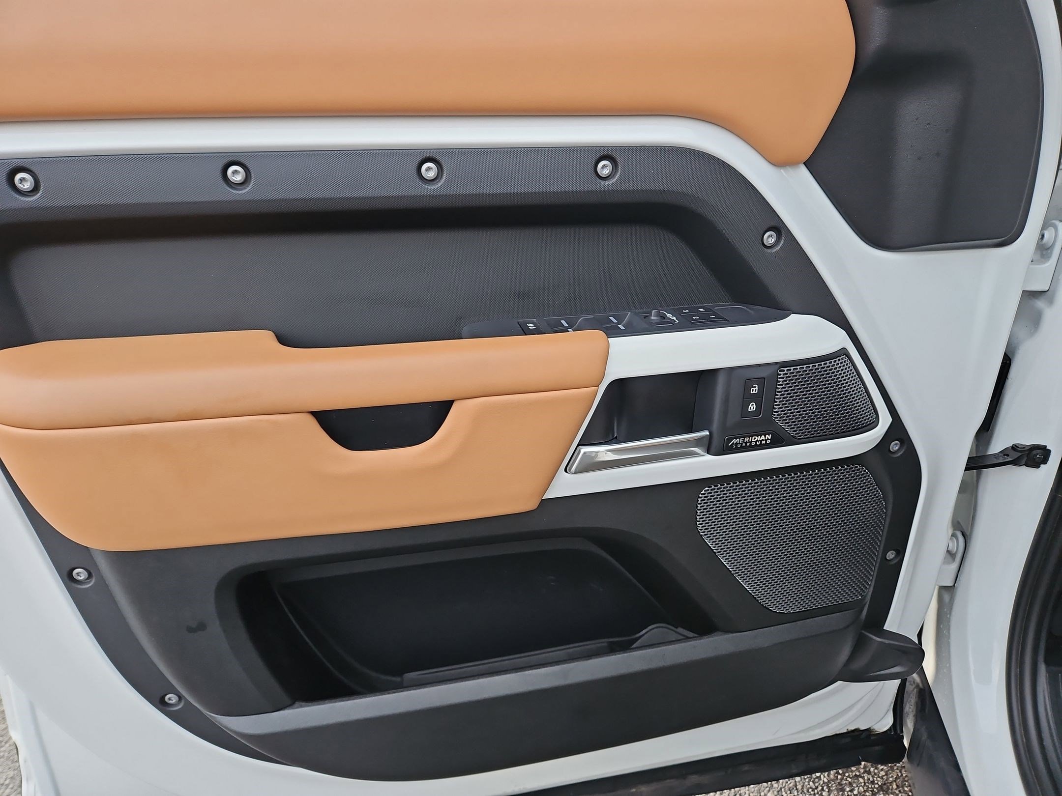 Used 2023 Land Rover Defender 110 SE image 16