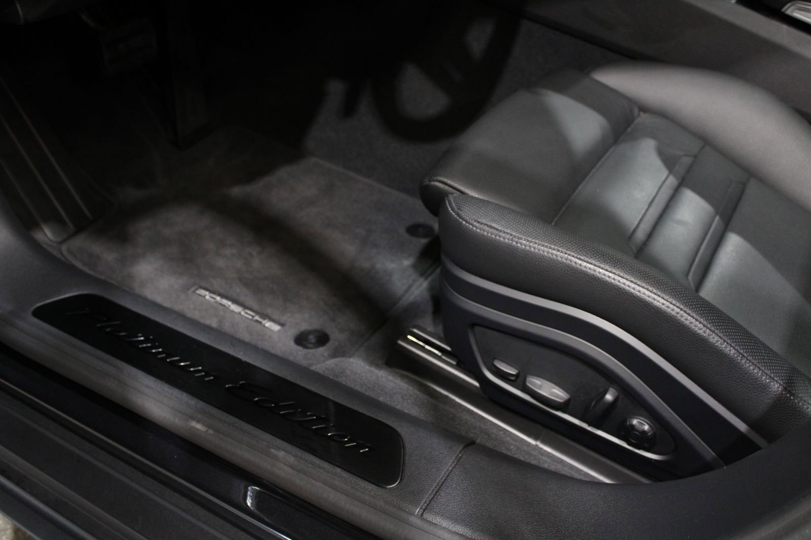 Used 2023 Porsche Panamera Platinum Edition image 33