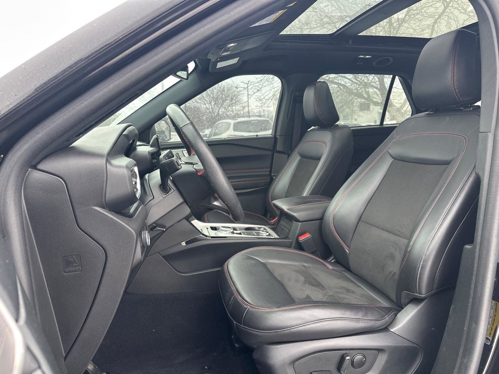 Used 2023 Ford Explorer ST-Line image 3