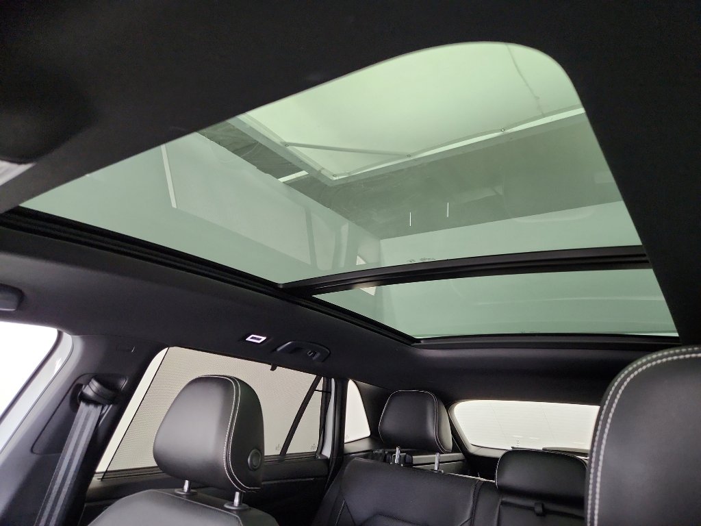 Certified 2025 Volkswagen Atlas Cross Sport SE FWD image 28