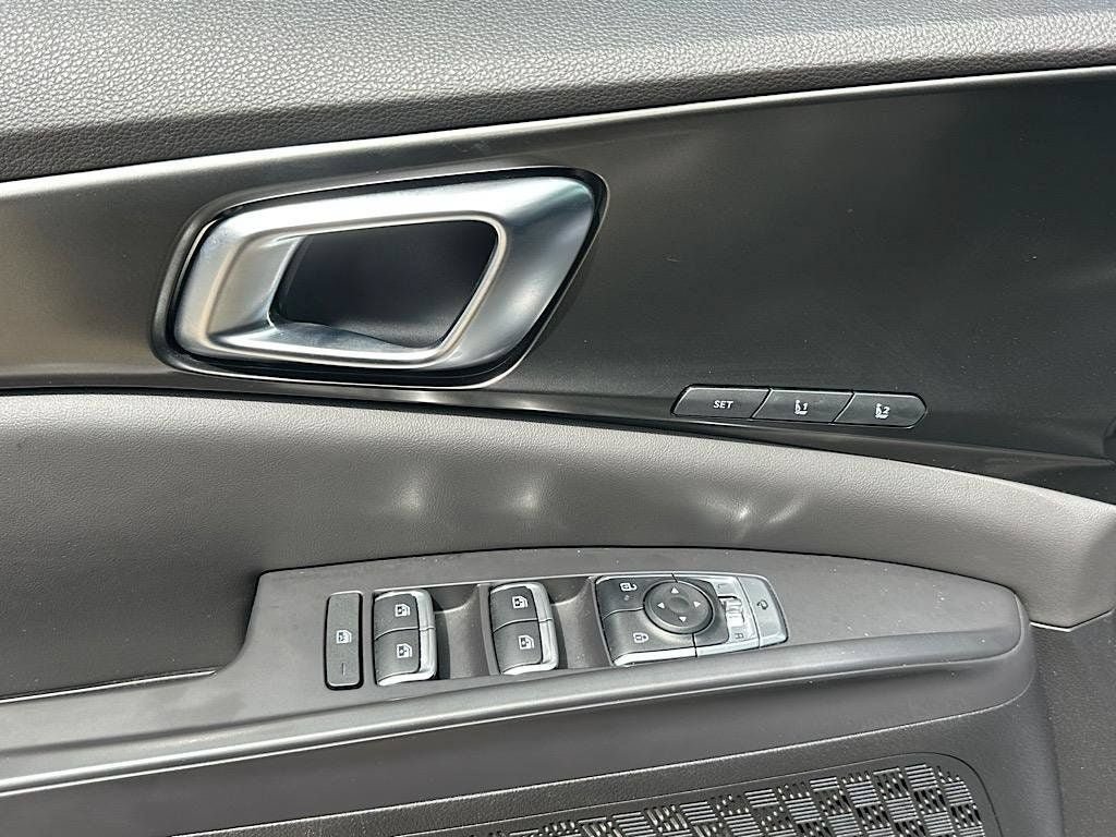 Used 2025 Kia Carnival SX w/ SX Dark Edition Package FWD image 16